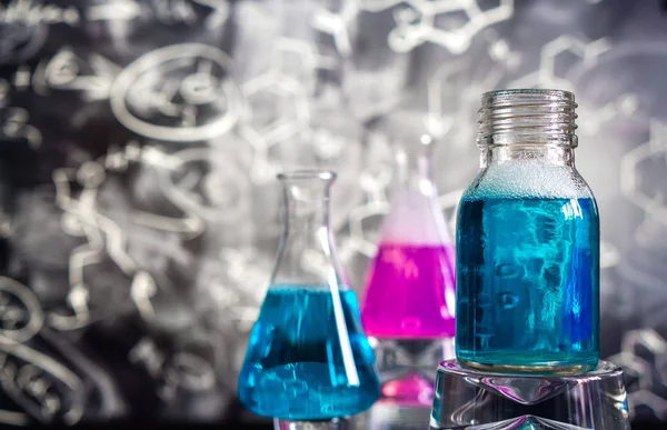 Låg Poly Vetenskap Kemiska Glasflaskor Magisk Utrustning Månghörnigt Triangel Blå — Stockfoto