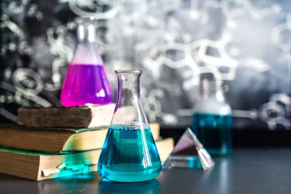 Vetro Laboratorio Chimico Riempito Liquido Colorato Durante Una Reazione Sullo — Foto Stock