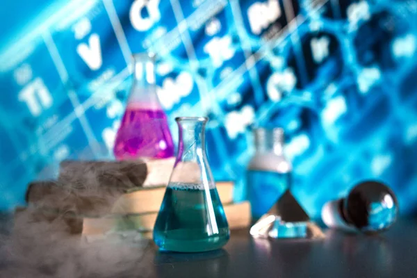 Glas Een Chemisch Laboratorium Gevuld Met Gekleurde Vloeistof Tijdens Een — Stockfoto