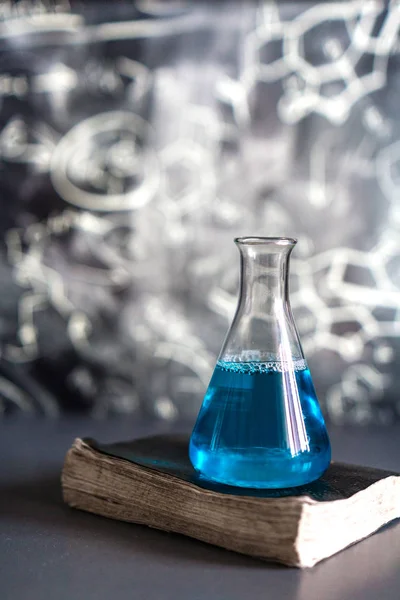 実験室の背景に対する反応の間に着色された液体で満たされた化学実験室のガラス 化学経験 医薬品の技術 — ストック写真