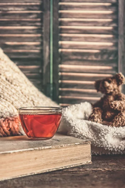 Libro Naturaleza Muerta Una Taza Sala Estar Una Mesa Madera — Foto de Stock