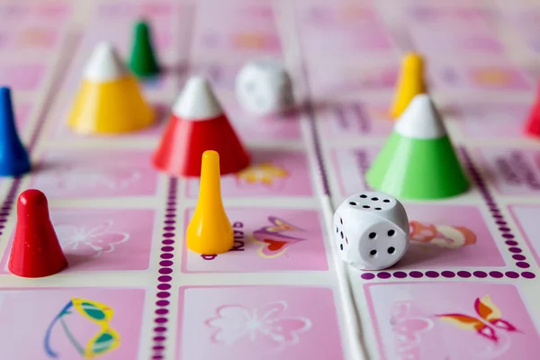 Concepto Juegos Mesa Dados Fichas Cartas Sobre Fondo Rosa —  Fotos de Stock