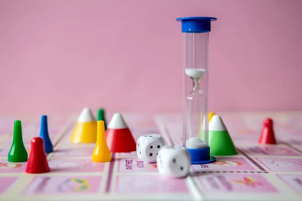 Conceito Jogos Tabuleiro Dados Chips Cartões Fundo Rosa — Fotografia de Stock