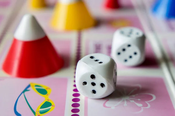 Conceito Jogos Tabuleiro Dados Chips Cartões Fundo Rosa — Fotografia de Stock