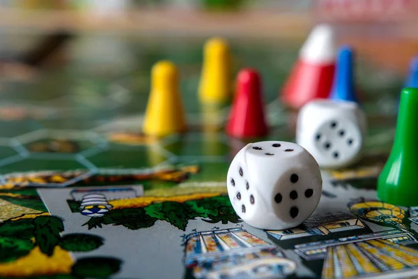 masa oyunları kavramı. Yeşil arka plan kopyalama alanında zarlar, çipler ve kartlar