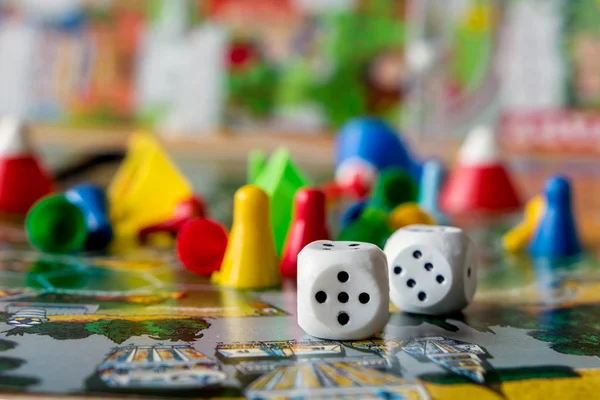 Conceito Jogos Tabuleiro Dados Chips Cartões Espaço Cópia Fundo Verde — Fotografia de Stock