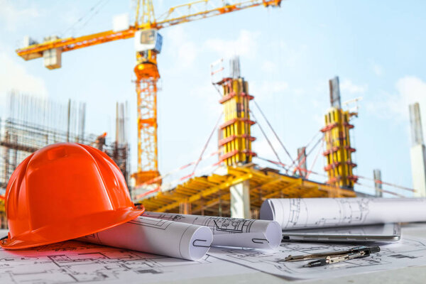 архитектор проектирует рабочие чертежи чертежей чертежей и делает архитектурную модель строительства в студии архитектора