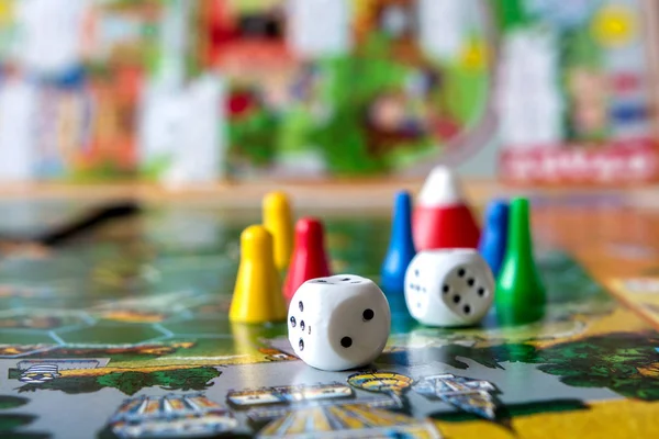 Conceito Jogos Tabuleiro Dados Chips Cartões Espaço Cópia Fundo Verde — Fotografia de Stock