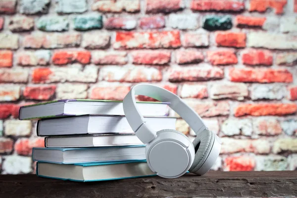 Witte Koptelefoon Boeken Concept Boeken Audioboeken Learning Book — Stockfoto