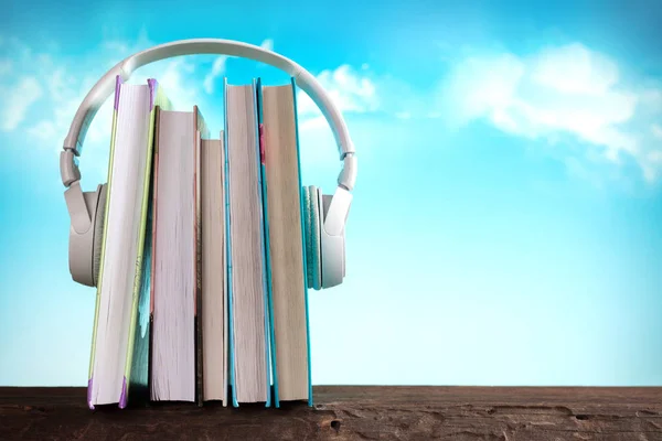 Auriculares Libros Blancos Libros Conceptuales Audiolibros Learning Book — Foto de Stock