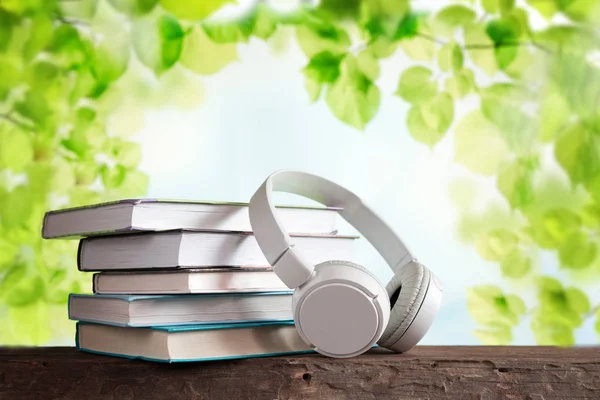 Witte Koptelefoon Boeken Concept Boeken Audioboeken Learning Book — Stockfoto