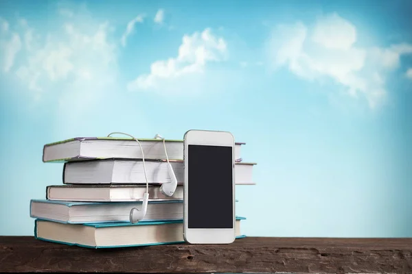 Livros Com Telefone Celular Fones Ouvido Fundo Céu Azul — Fotografia de Stock