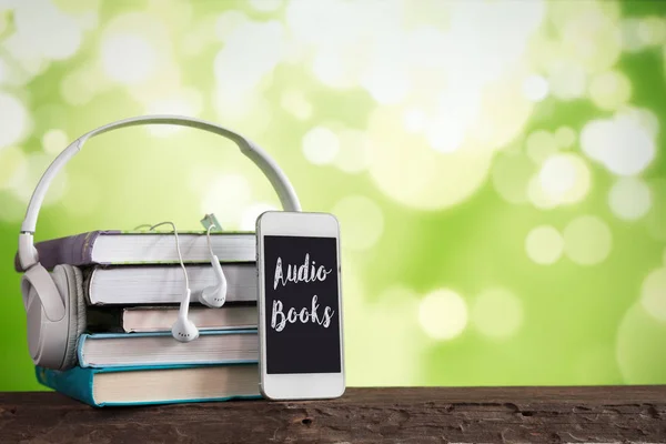 Beyaz kulaklık ve kitaplar, konsept kitaplar sesli kitaplar ve e-öğrenme, e-kitap