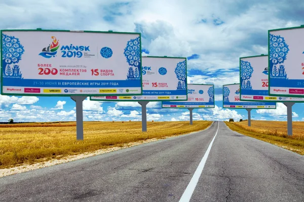 Minsk, Beyaz Rusya - Aralık, 2018: Belarus yolunda 2019 Avrupa Oyunları Afiş posterleri. Dünya turnuvalarının sembolleri