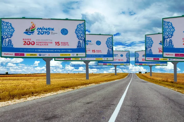 Minsk, Beyaz Rusya - Aralık, 2018: Belarus yolunda 2019 Avrupa Oyunları Afiş posterleri. Dünya turnuvalarının sembolleri