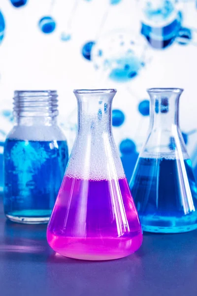 Glas Einem Chemielabor Gefüllt Mit Farbiger Flüssigkeit Während Einer Reaktion — Stockfoto