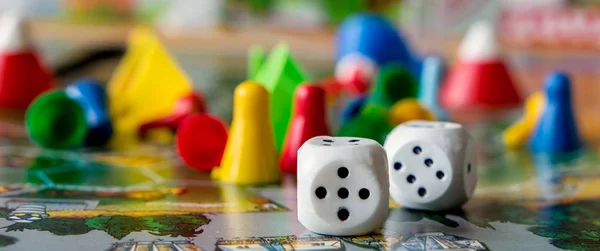 Masa Oyunları Kavramı Yeşil Arka Plan Uzun Afiş Üzerinde Zar — Stok fotoğraf