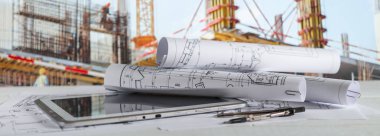 Mimari tasarım tasarımı çizim planları çiziyor ve mimar stüdyosunda mimari yapı modelleri yapıyor.