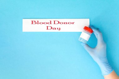 el bir el kırmızı bir kalp verir - kan bağışı, dünya kan bağışı günü tıbbi arka plan