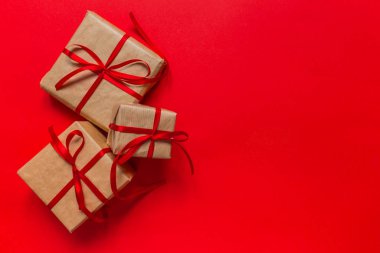 Kırmızı backgroun üzerinde süslemeleri ve hediye kutuları ile Noel arka plan