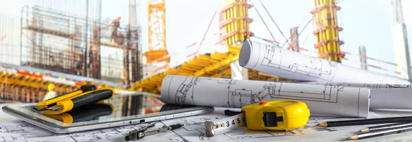 Mimari tasarım tasarımı çizim planları çiziyor ve mimar stüdyosunda mimari yapı modelleri yapıyor.