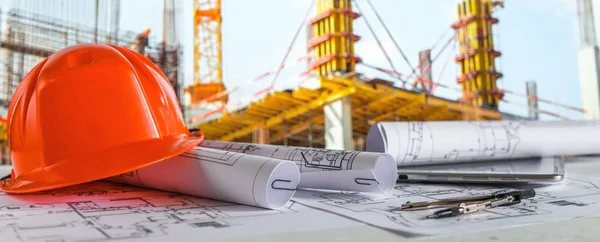 Mimari tasarım tasarımı çizim planları çiziyor ve mimar stüdyosunda mimari yapı modelleri yapıyor.