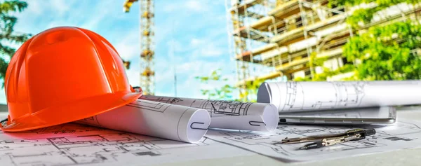 Mimari tasarım tasarımı çizim planları çiziyor ve mimar stüdyosunda mimari yapı modelleri yapıyor.