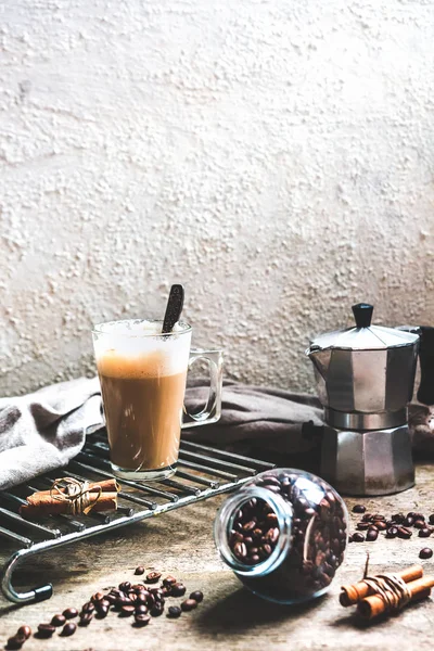 Stilleben Med Kopp Kaffe Och Kaffebönor Kanel Pinnar Vardagsrummet Ett — Stockfoto