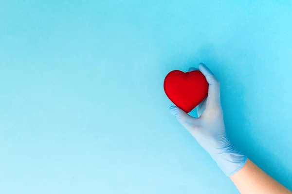 Hand Gibt Einer Hand Ein Rotes Herz Blutspende Weltblutspendertag Medizinischer — Stockfoto
