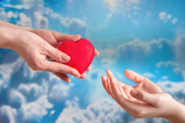 Manos Pasan Corazón Niño Cuidado Del Día Del Donante Contra —  Fotos de Stock