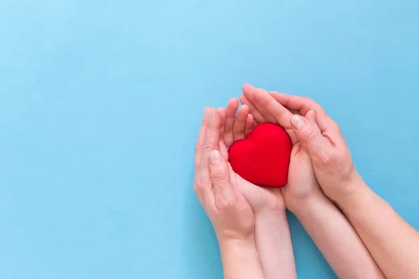 Las Manos Pasan Corazón Del Niño Día Del Donante Contra — Foto de Stock