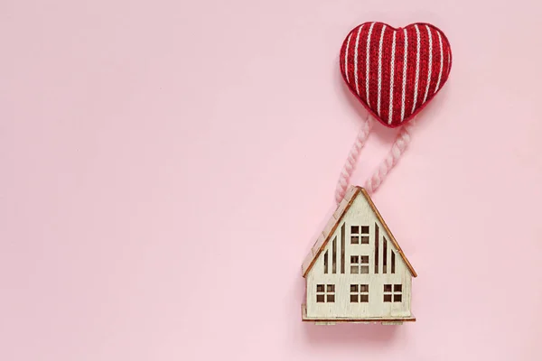 平躺顶视图 木屋与心脏飞行在气球上的心的形状 家庭的概念 情人节在柔和的背景 — 图库照片