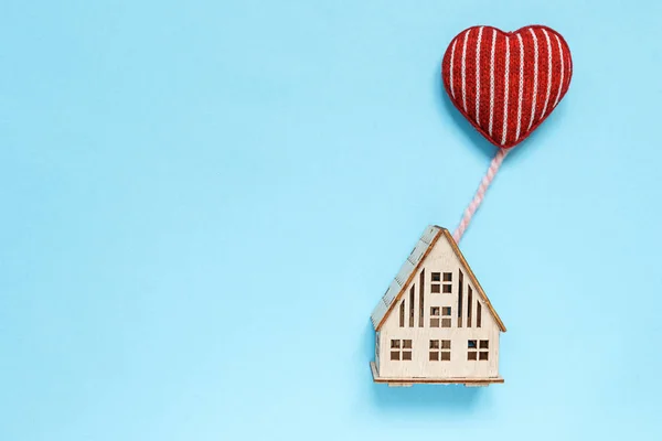 平躺顶视图 木屋与心脏飞行在气球上的心的形状 家庭的概念 情人节在柔和的背景 — 图库照片