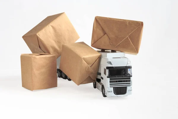 온라인 상거래 트럭의 상자는 온라인 사이트 배경에서 상품을 주문하는 고객을 — 스톡 사진