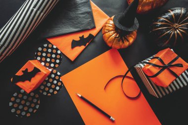 Cadılar Bayramı 'nda balkabakları, örümcekler, yarasalar, hediyeler. Yaratıcı şenlik düzlüğü.