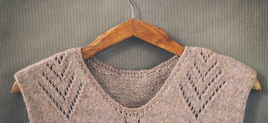 Bir gri iplik kazak ve portre örgü iplik örme. Bir hobi olarak örgü. Aksesuar örme için.