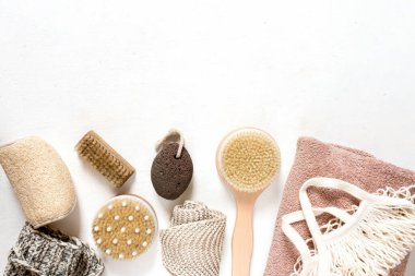 Sıfır atık, çevre dostu banyo aksesuarları kuru masaj için fırça, çamaşır bezi, hafif arka planda tarak havlusu, ekoloji fikri