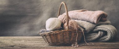 Bir gri iplik kazak ve portre örgü iplik örme. Bir hobi olarak örgü. Aksesuar örme için.