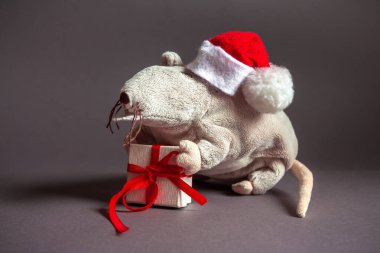 2020 yılının Noel kartı sembolü. Noel şapkalı bir sıçan gri arka planda Noel çelenginden çıkmış gibi görünüyor.