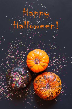 Yaratıcı kompozisyon: Kabakların düz görünümü ve simli cadılar bayramı metalik eğilim ve fotokopi alanı ile siyah zemin