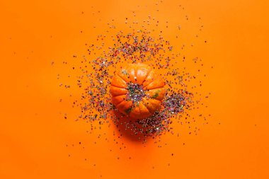 Yaratıcı kompozisyon, balkabaklarının düz görünümü ve cadılar bayramı çekiciliği, turuncu arka planda metalik eğilim ve fotokopi alanı