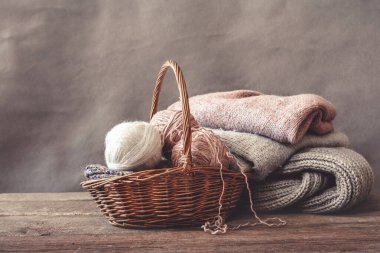 Bir gri iplik kazak ve portre örgü iplik örme. Bir hobi olarak örgü. Aksesuar örme için.