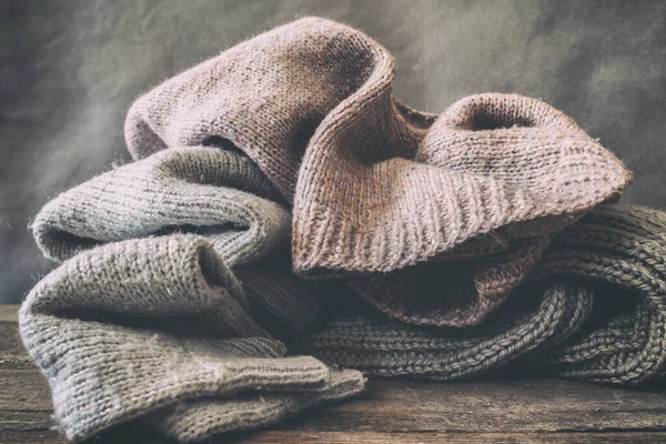 Gestrickt Aus Einem Grauen Garnpullover Und Einem Faden Zum Stricken — Stockfoto