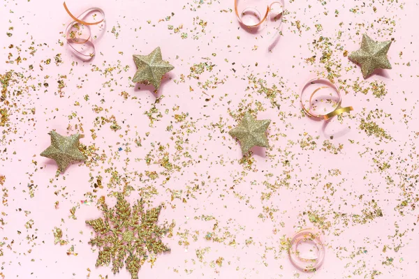 要約キラキラピンクの背景お祝いコピースペースフラットレイトップビューで挨拶のためのクリスマスの装飾 — ストック写真