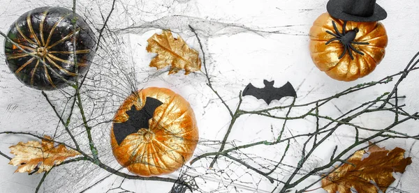 Halloween Zusammensetzung Flach Lag Draufsicht Goldene Kürbisse Herbstblätter Spinnen Fledermäuse — Stockfoto