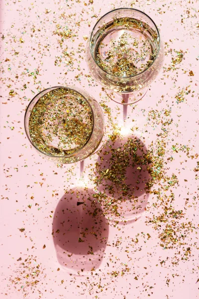 Noël Vue Dessus Plat Verre Vin Coulé Étoiles Confettis Copie — Photo