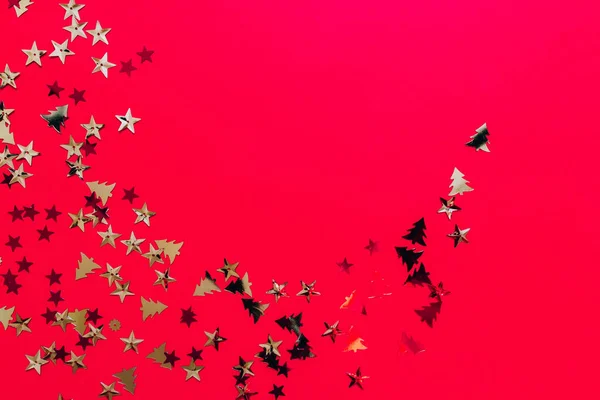 Kerst Vlakke Lay Van Veelkleurige Sneeuwvlokken Tegen Rode Achtergrond Winterconcept — Stockfoto