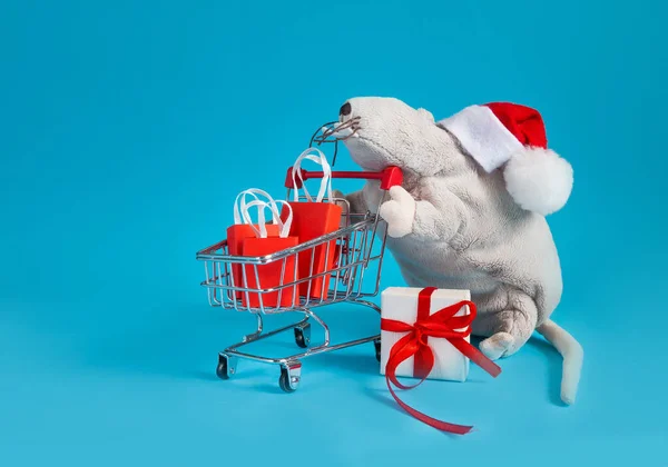 圣诞购物 老鼠2020年标志着2020年 带着手推车赶着去购物买礼物 圣诞促销打折蓝色背景 带有文字空间 — 图库照片