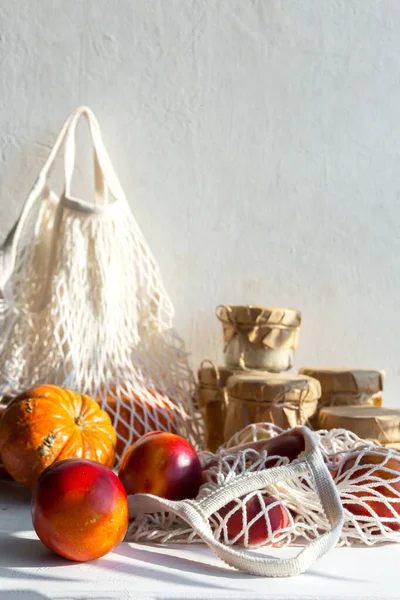 Eco Tas Belanja Dengan Buah Buahan Dan Sayuran Atas Meja — Stok Foto