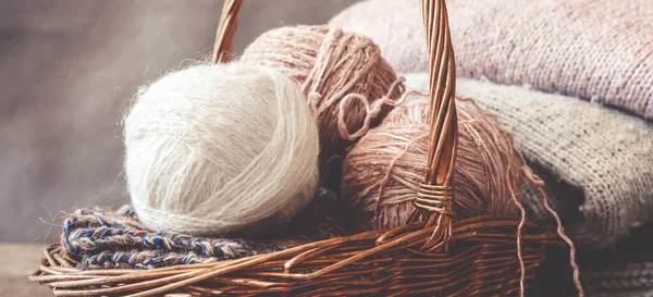 ニット セーター グレー糸と編物クローズ アップのスレッドから 趣味として編み物 ニット用アクセサリー — ストック写真